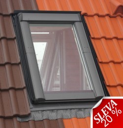 ROTO Střešní okno WDF R 88C H N WD v přírodní barvě dřeva v interiéru
